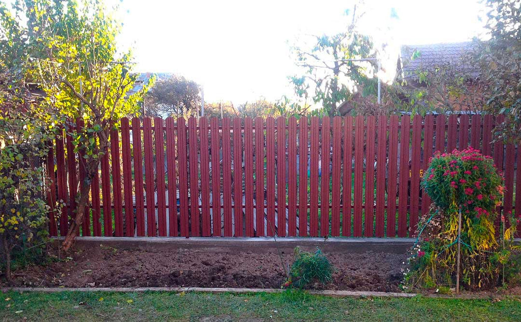 Esempio di recinzione realizzata con steccato TISA colore rosso mattone