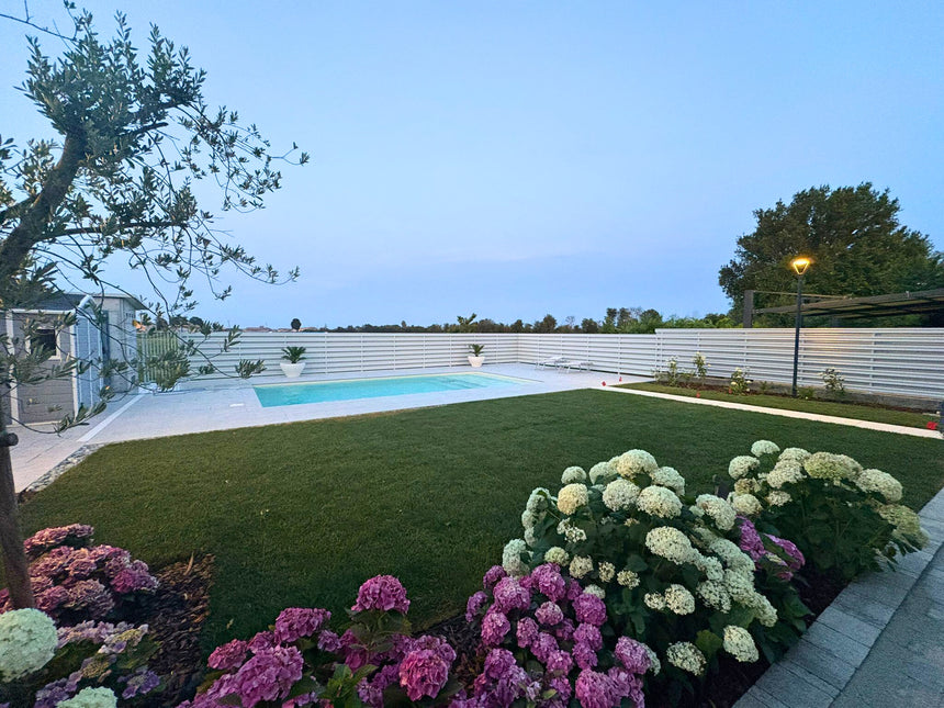 installazione giardino interno completa con le doghe orizzontali in acciaio zincato bianco con accessori inclusi 