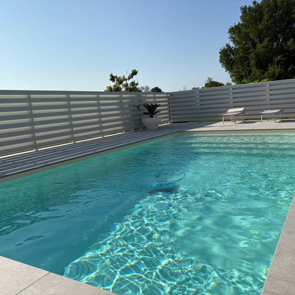recinzione giardino con doghe orizzontali effetto bianco, vista installazione in giardino privato