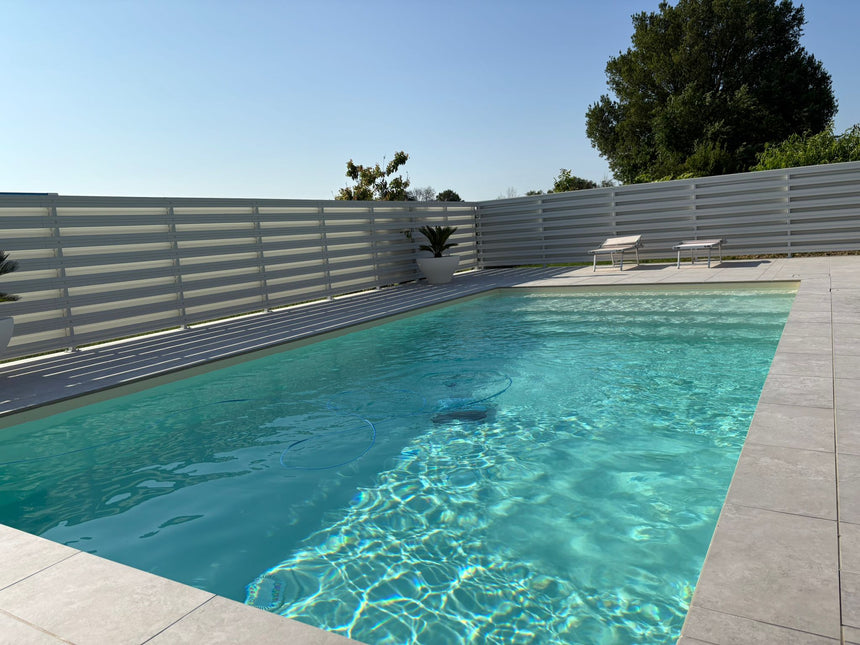 recinzione giardino con doghe orizzontali effetto bianco, vista installazione in giardino privato