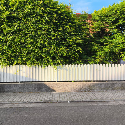 esempio di installazione steccato verticale in acciaio zincato bianco