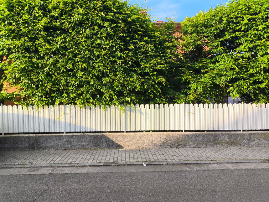 esempio di installazione steccato verticale in acciaio zincato bianco
