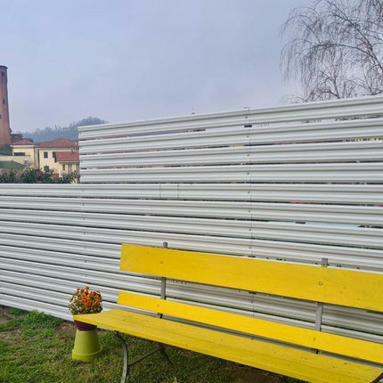 steccato giardino doghe orizzontali in acciaio zincato colore bianco, installazione reale panoramico
