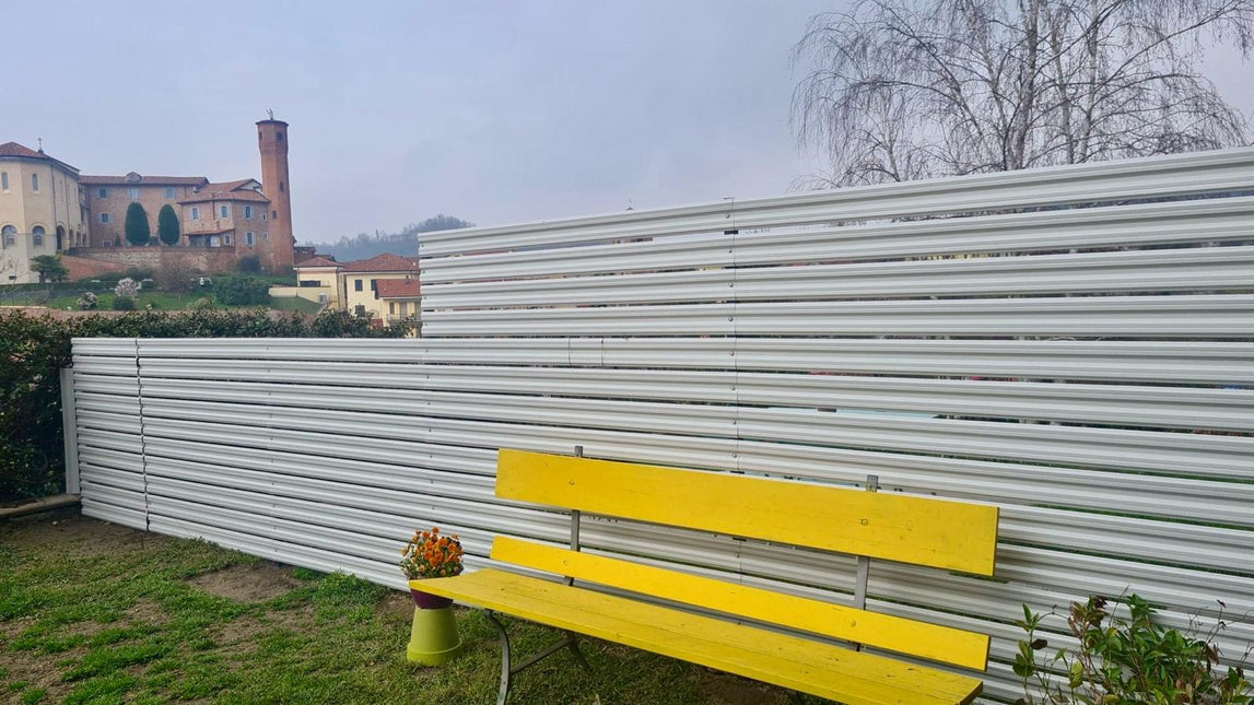 steccato giardino doghe orizzontali in acciaio zincato colore bianco, installazione reale panoramico