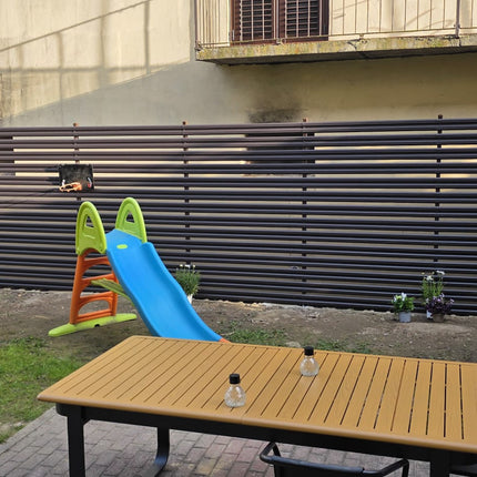 installazione giardino con doghe orizzontali colore marrone