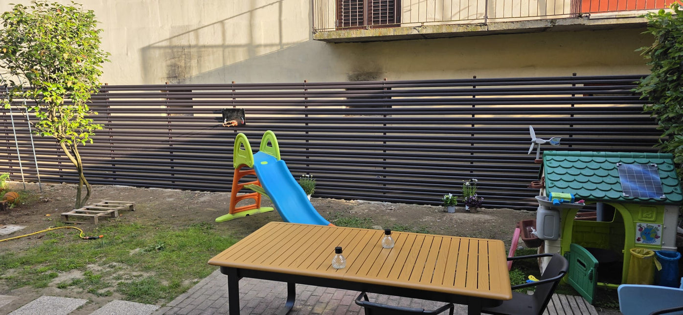 installazione giardino con doghe orizzontali colore marrone