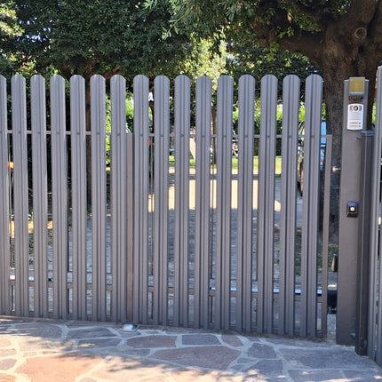 Steccato TISA verticale grigio grafite installato come recinzione moderna esterna in acciaio zincato