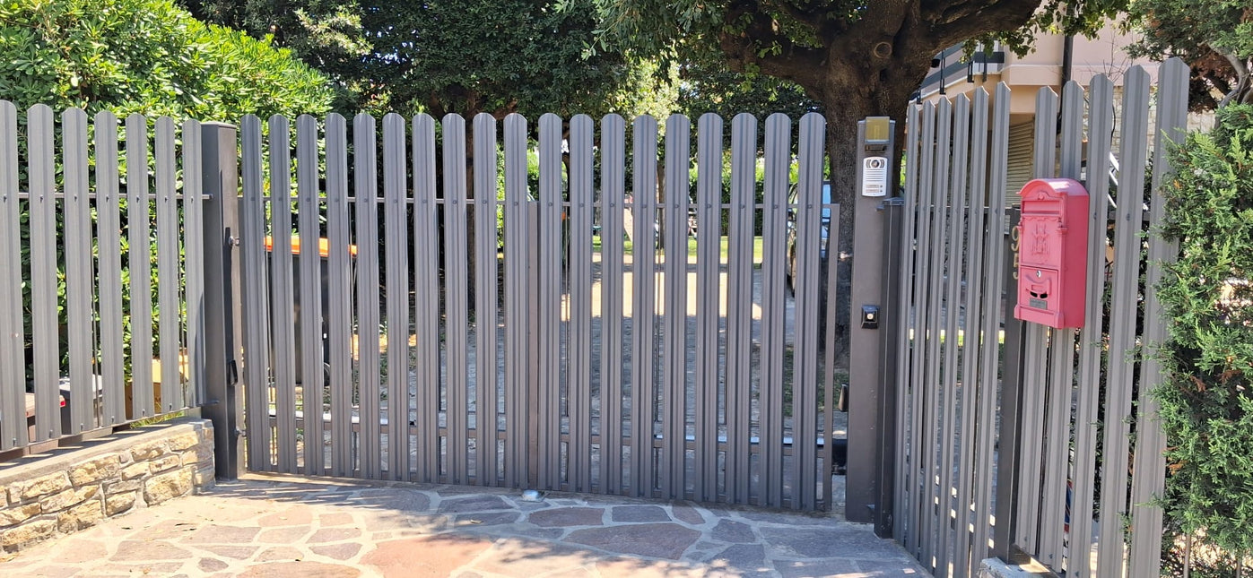 Steccato TISA verticale grigio grafite installato come recinzione moderna esterna in acciaio zincato