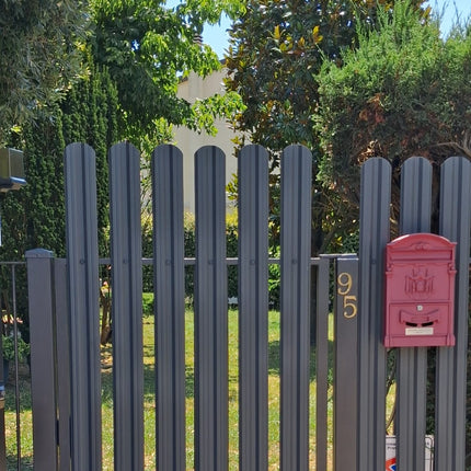Steccato TISA verticale grigio grafite installato come recinzione moderna in acciaio zincato