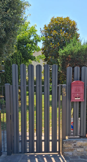 Steccato TISA verticale grigio grafite installato come recinzione moderna in acciaio zincato