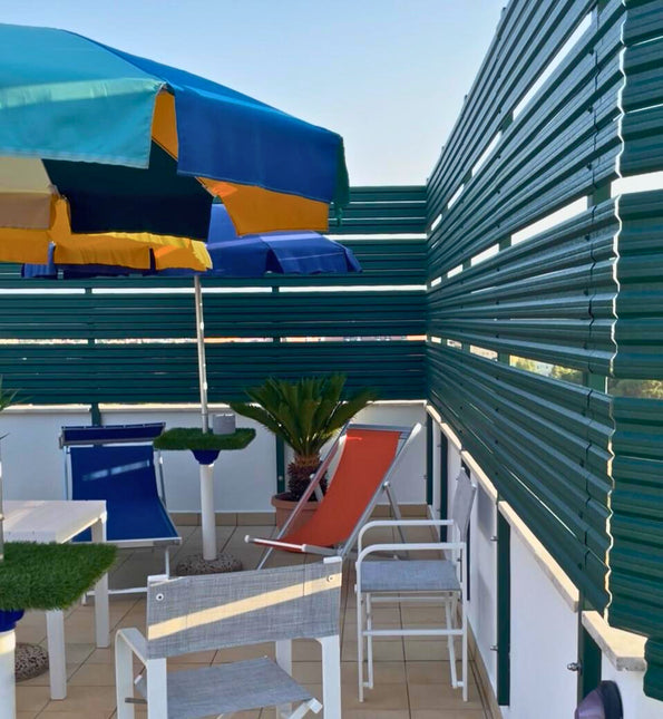 installazione recinzione fai-da-te con doghe orizzontali e accessori verticali colore verde effetto pino